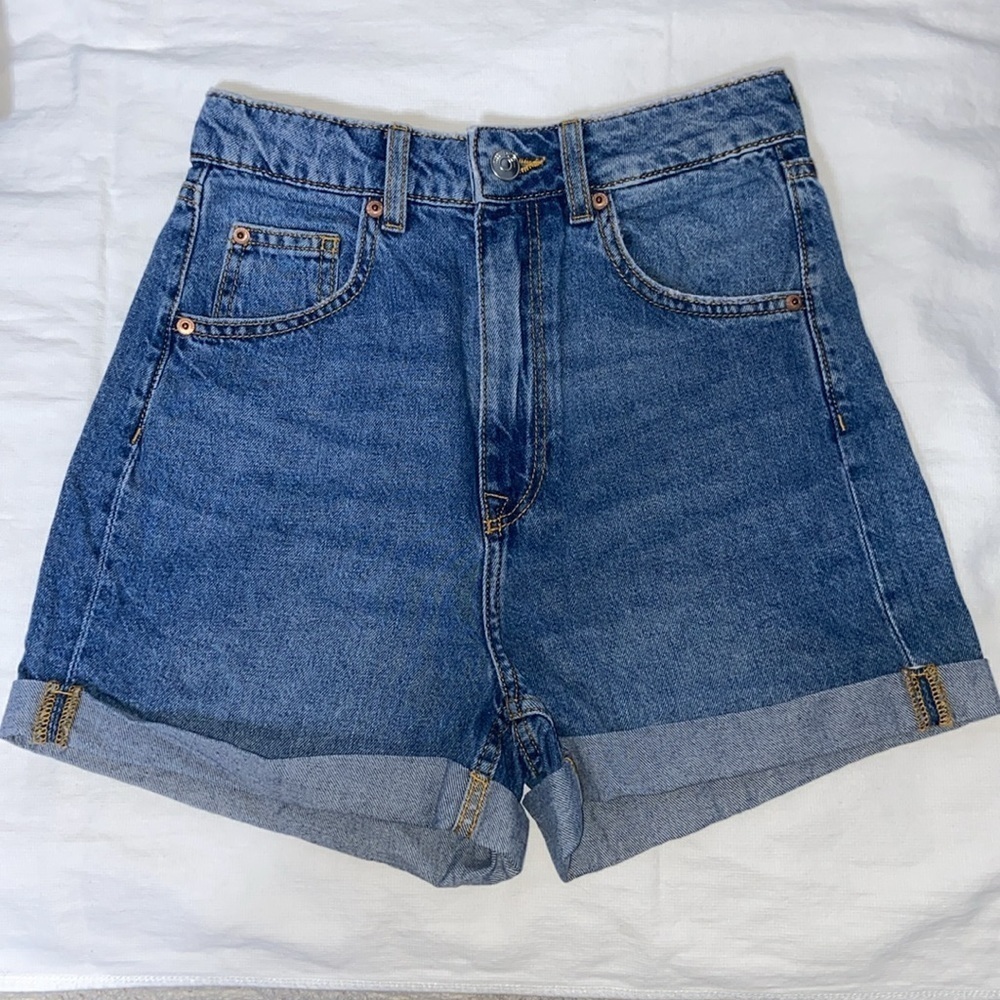 Women’s H&M medium blue wash roll up high waisted‎ Jean Shorts size 0